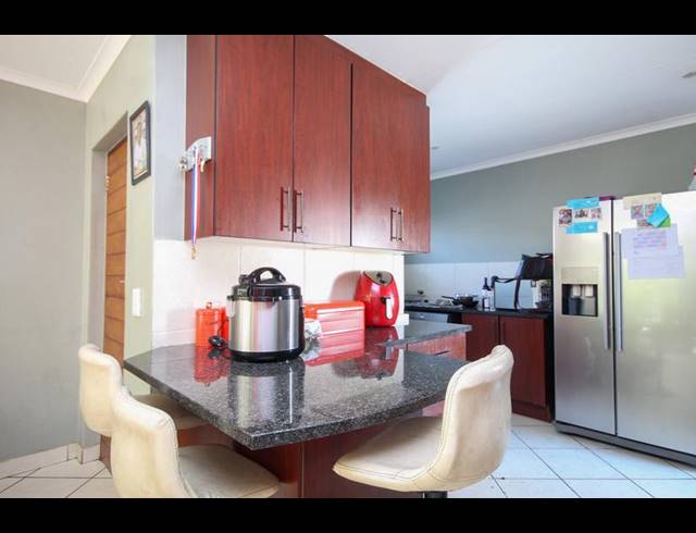 3 BEDROOM TOWNHOUSE FOR SALE IN THATCHFIELD